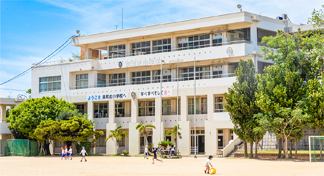真和志小学校徒歩4分（約270ｍ）
